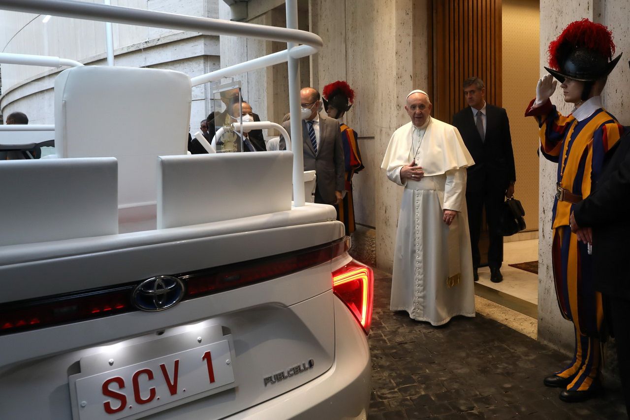 Papież Franciszek dostał papamobile napędzany wodorem