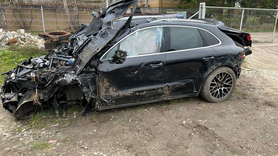 18-latek roztrzaskał porsche na ogrodzeniu 