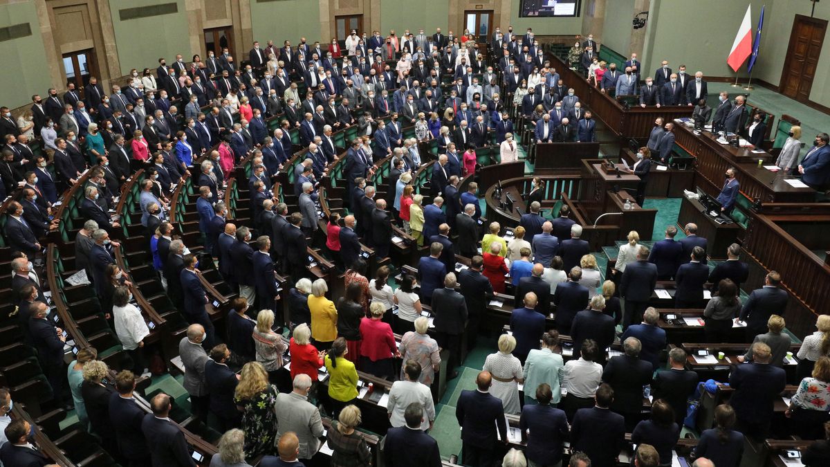 Polski Ład ma podnieść pensje polityków.