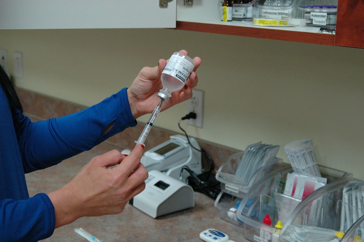 Szczepionka na grypę towarem deficytowym? "Może jej zabraknąć dla grupy ryzyka"