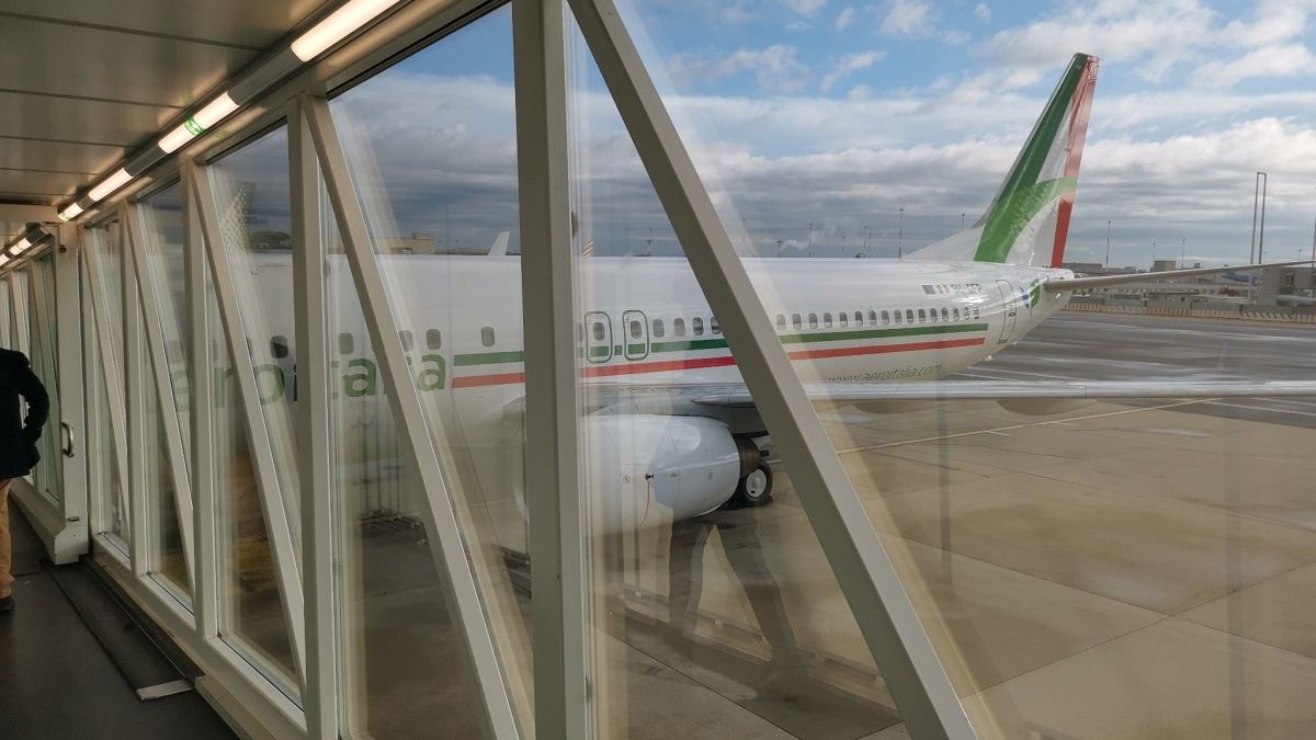 Samolot włoskich linii lotniczych Aeroitalia na lotnisku w Bergamo