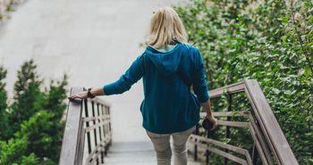 Schodzenie po schodach nagle sprawia trudność? To może być wczesny sygnał demencji
