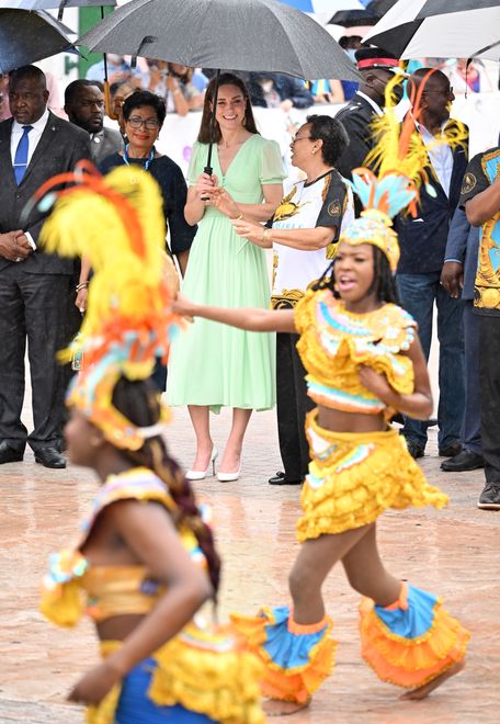 Kate i William bawili się doskonale, nawet w strugach deszczu