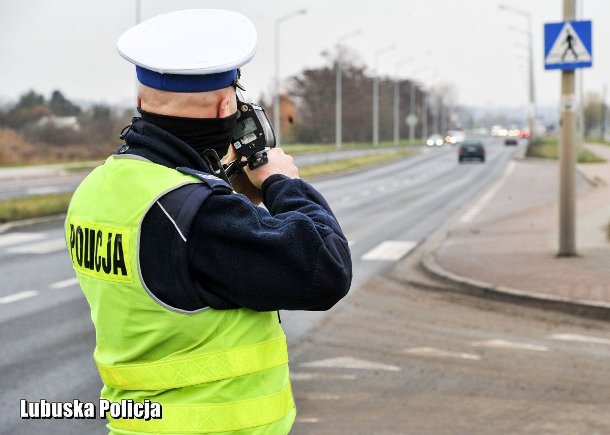 Policjant kontroluje prędkość przed przejściem. Czy znasz ten przepis?