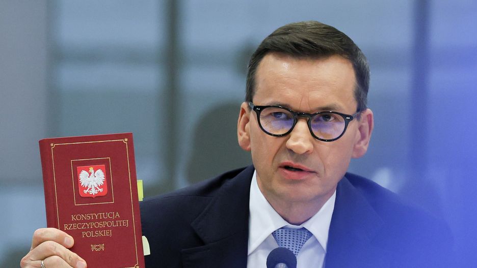 Warszawa, 16.05.2024. Były premier Mateusz Morawiecki składa wyjaśnienia w charakterze świadka na posiedzeniu sejmowej komisji śledczej do zbadania legalności, prawidłowości oraz celowości działań podjętych w celu przygotowania i przeprowadzenia wyborów Prezydenta Rzeczypospolitej Polskiej w 2020 r. w formie głosowania korespondencyjnego, 16 bm. w Sejmie w Warszawie. (jm) PAP/Paweł Supernak