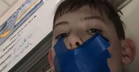 Kobieta była wściekła. Takie selfie ze szkoły wysłał jej syn