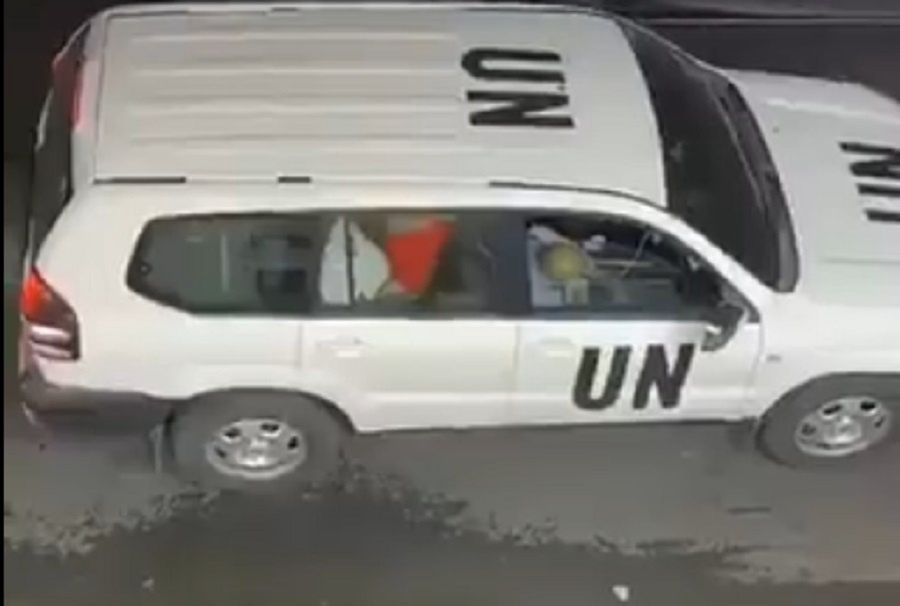 Para na tylnym siedzeniu samochodu ONZ. Szokujące nagranie
