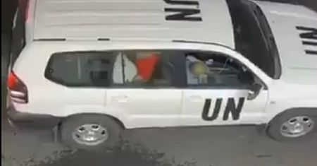 Para na tylnym siedzeniu samochodu ONZ. Szokujące nagranie