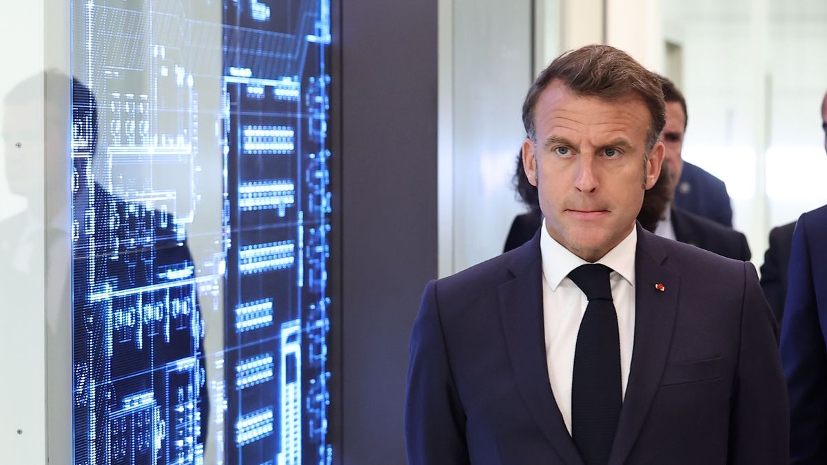 French President Macron inaugurates EssilorLuxottica Laboratory near Paris
epa12093573 French President Emmanuel Macron visits the laboratory of French-Italian optics company EssilorLuxottica in Wissous, near Paris, France, 12 May 2025, ahead of the 8th edition of the Choose France summit.  EPA/CHRISTOPHE PETIT TESSON / POOL 
Dostawca: PAP/EPA.
CHRISTOPHE PETIT TESSON / POOL
Laboratory, Choose France, Macron