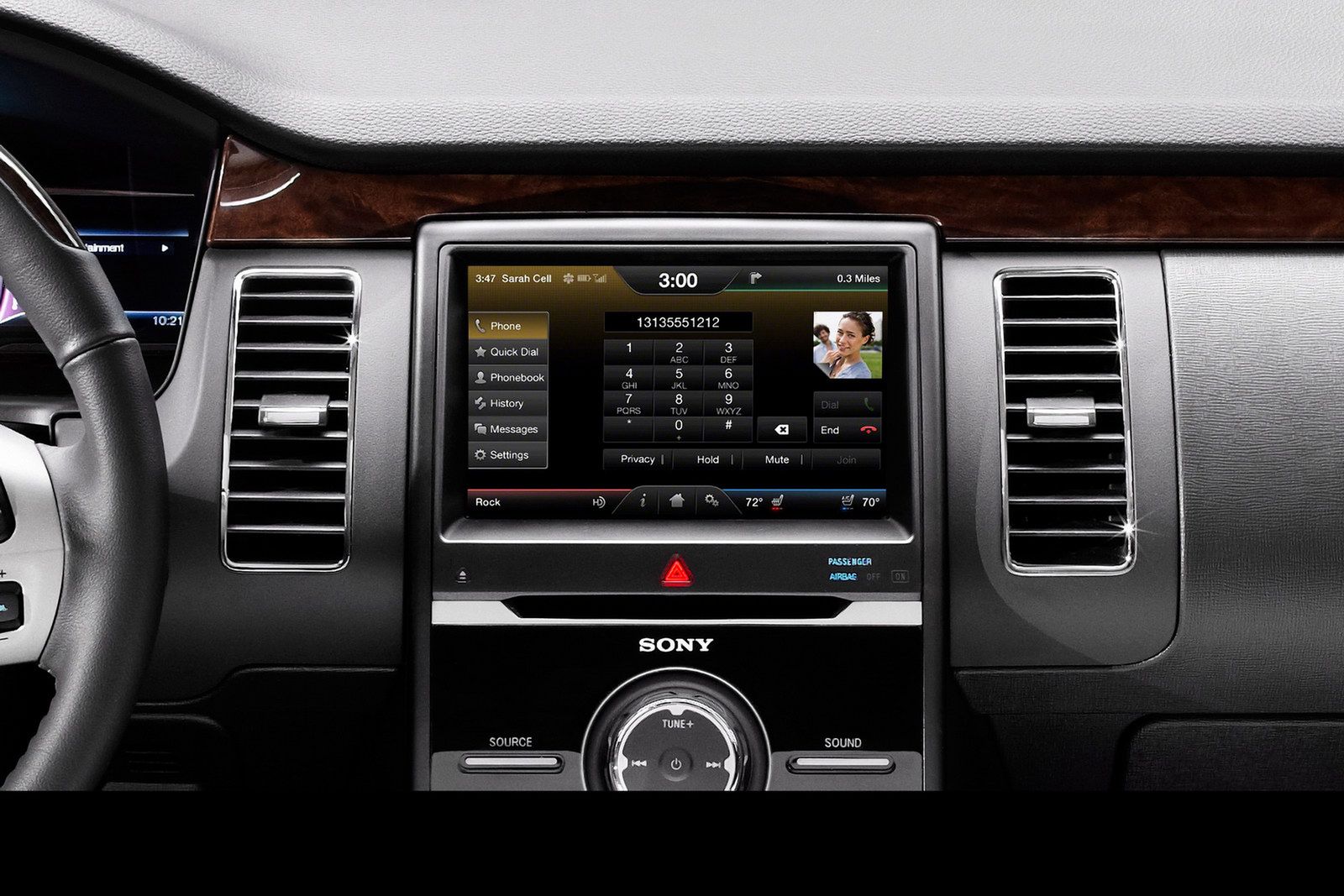 2013 Ford Flex: Flex offers the new generation of My Ford Touch(R), rear-inflatable belts, collision-avoidance technologies, rain-sensing wipers, keyless entry, first-row heated and cooled seats, power-fold mirrors and an optional new appearance package. (11/08/2011)