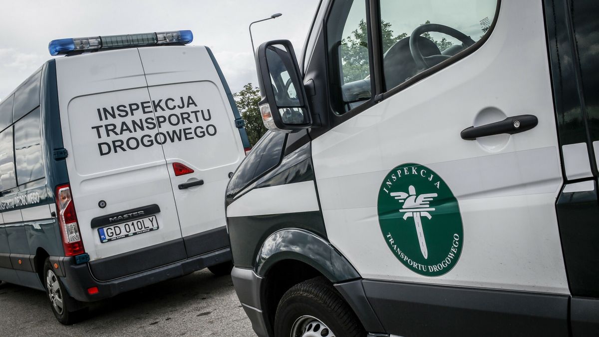 ITD i De Mono kontrolowali gda?skich kierowc�w
19.08.2017 Gdansk, Punkt kontrolny na Trasie Sucharskiego. Akcja - Badz bezpieczny, poki na to czas!  Inspektorzy Inspekcji Transportu Drogowego wspolnie  z czlonkamii zespolu De Mono sprawdzaja stan techniczny pojazdoww ciezarowych.   Fot. Karolina Misztal / REPORTER
Karolina Misztal/REPORTER