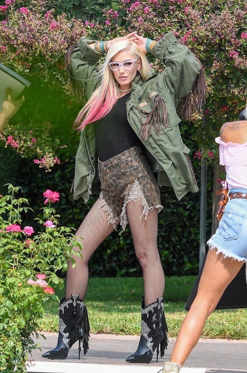 Młodzieżowa Gwen Stefani wygina się podczas sesji zdjęciowej w Calabasas