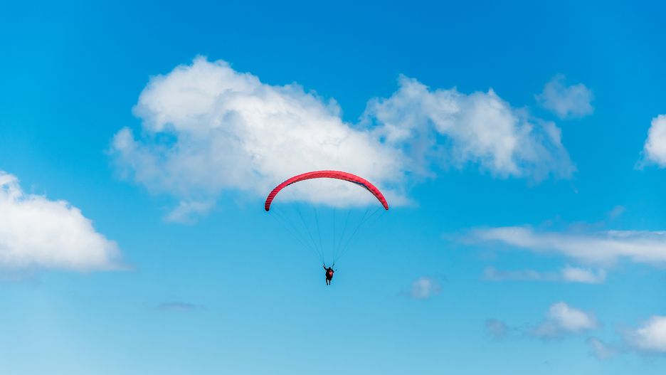 Lot paralotnią może zapewnić sporo ekstremalnych doznań