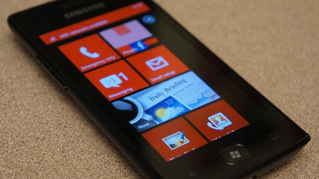 Samsung Omnia W pozuje do zdjęć w realu 1