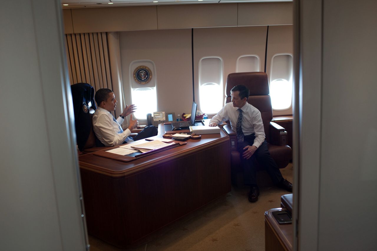 Były prezydent USA Barack Obama na pokładzie Air Force One podczas podróży w 2010 roku. Obama znajduje się w pomieszczeniu określanym jako biuro. 