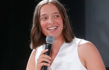 Na konferencję prasową przyszła z siostrą. Podobne?