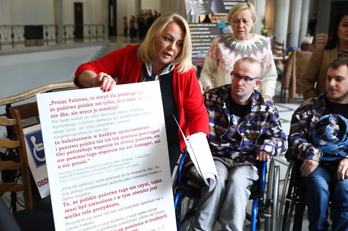Niepełnosprawni zawieszają protest. Ostre słowa do rządzących