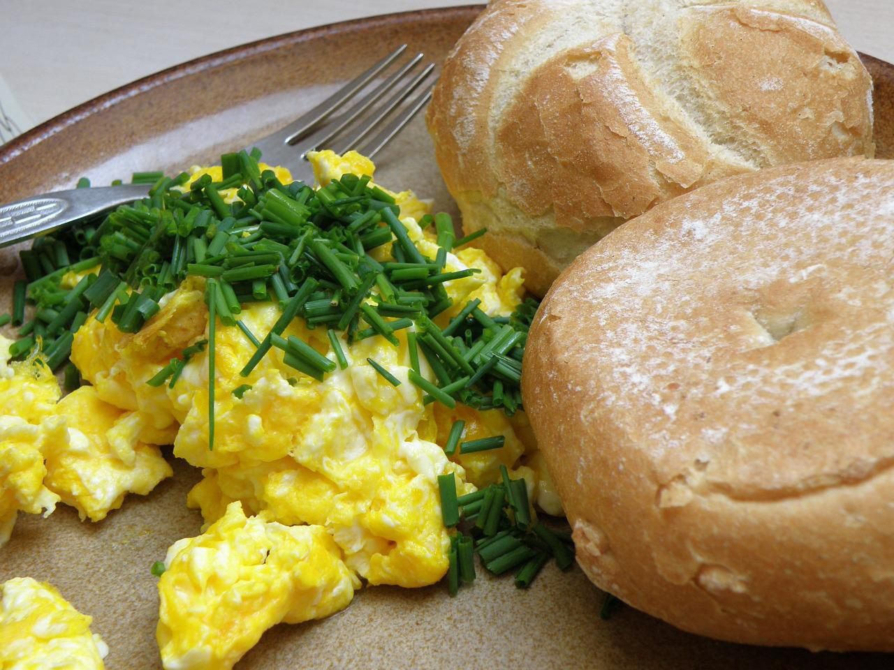 Nietypowy przepis na jajecznicę. Wypróbuj ten trik, a nigdy nie zjesz inaczej