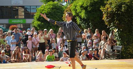 Cyrk zawitał do Oleśnicy! Ruszył OFCA - artyści z całego świata, rekordowy highline i ognisty pokaz na start festiwalowego weekendu