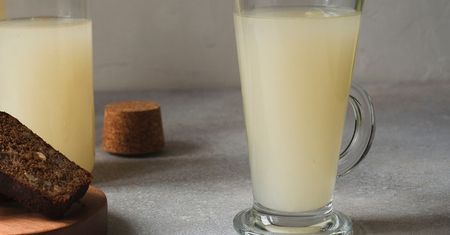 Naturalny napój musujący z kaszy. Na Podlasiu tradycyjnie serwują z chałwą