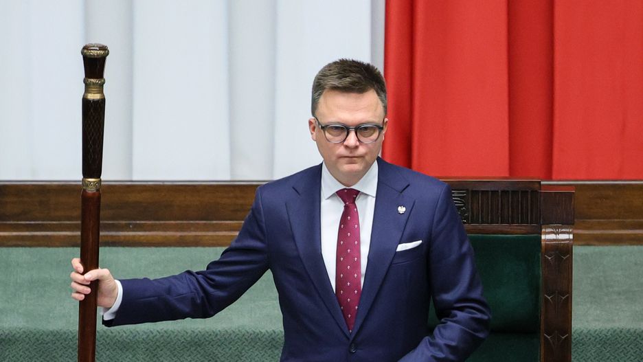 Warszawa, 07.02.2024. Marszałek Sejmu Szymon Hołownia na sali obrad Sejmu w Warszawie, 7 bm. Posłowie mają zająć się m.in. rządowym projektem noweli ustawy o pomocy obywatelom Ukrainy w związku z konfliktem zbrojnym na terytorium tego państwa. (jm) PAP/Paweł Supernak
