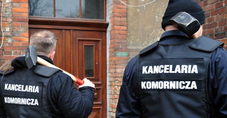 "Żyją na czyjś koszt". Tak się kradnie mieszkania w Polsce