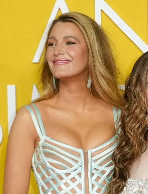 Blake Lively i Anna Kendrick pozują razem na ściance