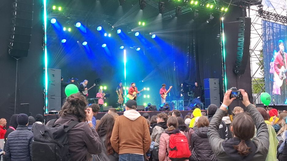 Tłumy studentów bawią się podczas Juwenaliów Krakowskich w Strefie Plaża AGH. Na scenie pojawili się kolejno: Pull The Wire, Kinny Zimmer, Tribbs, Wojtek Szumański oraz Bracia Figo Fagot