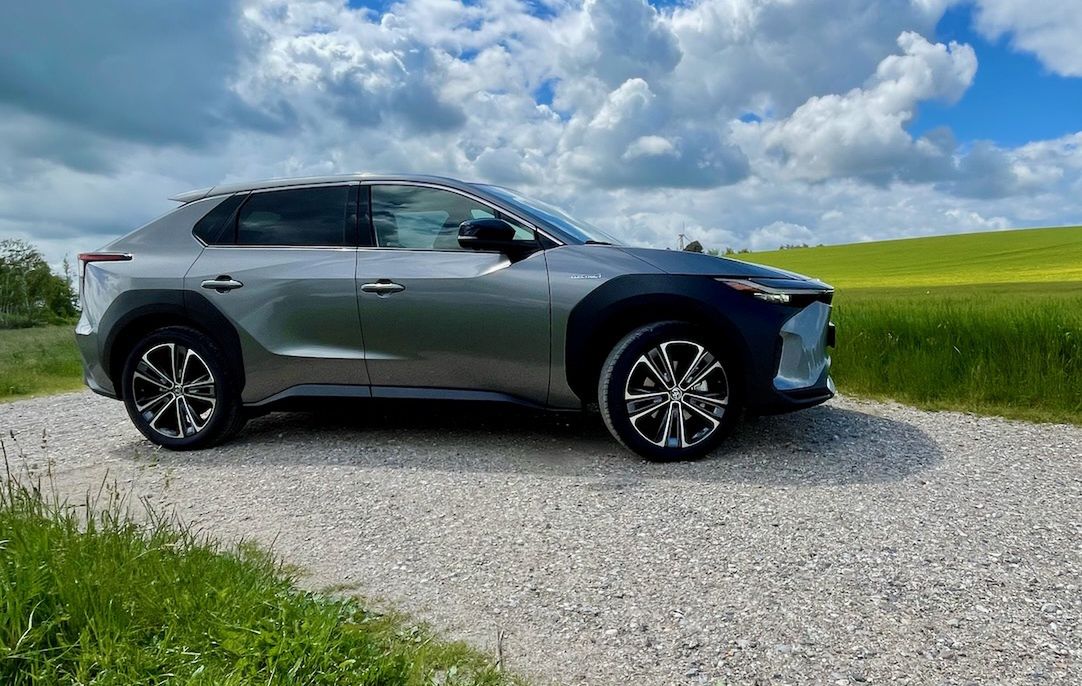 Zakaz rejestracji aut spalinowych od 2035 r. Toyota pokazała swoją odpowiedź, czyli pierwsze auto elektryczne na baterie