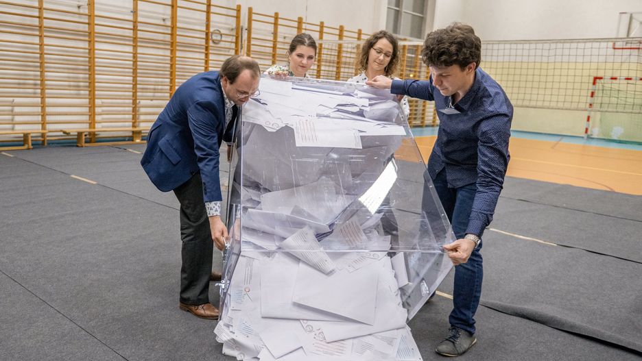 Poznań, 07.04.2024. Wybory samorządowe 2024. Członkowie obwodowej komisji wyborczej nr 108 w Poznaniu podczas liczenia głosów w wyborach samorządowych, 7 bm. (jm) PAP/Jakub Kaczmarczyk