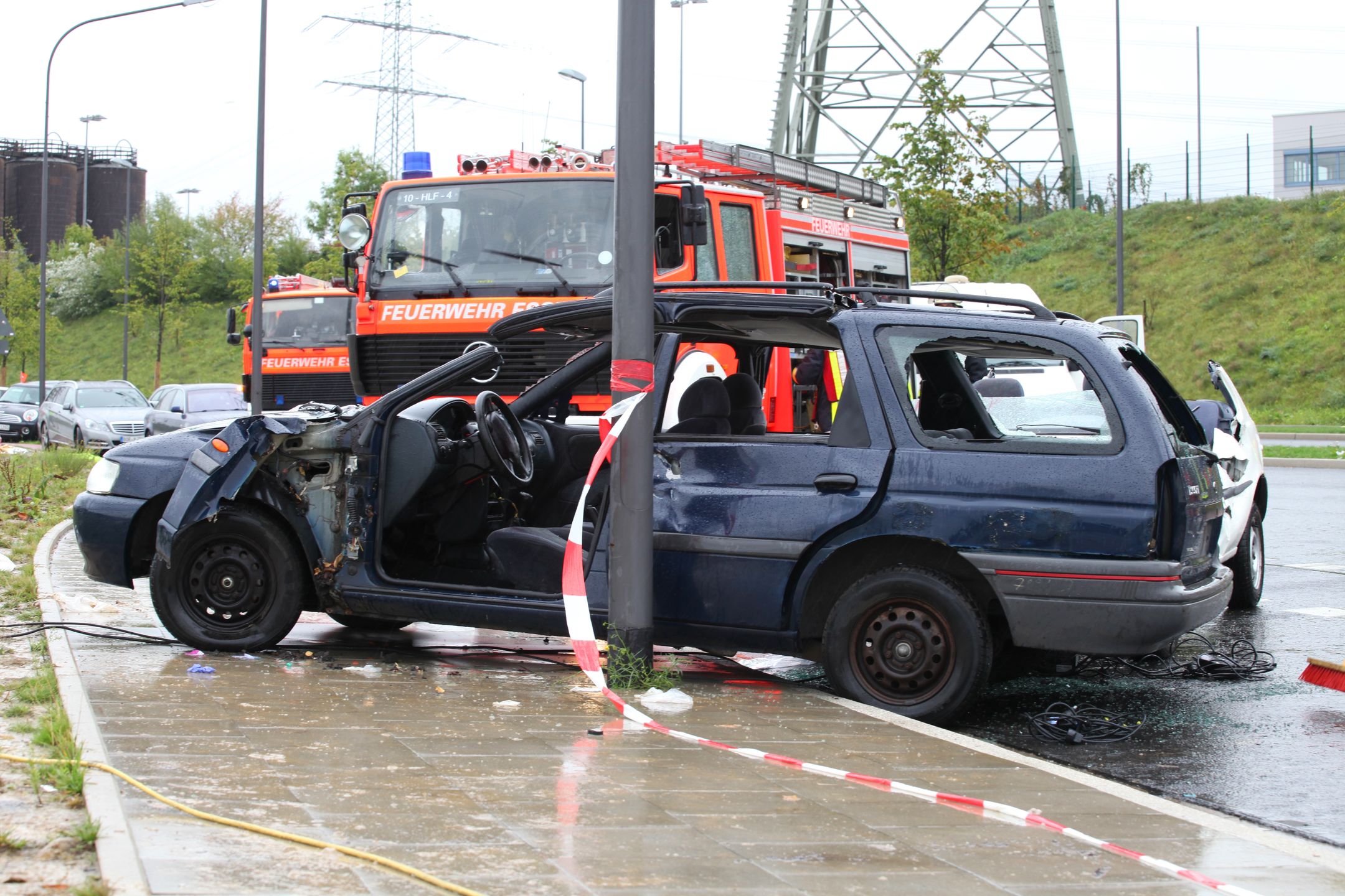 Photographer: S.Engels
autounfall, auto, unfall, verkehrsunfall, starker, heftiger, schrott, kollision, gefahr, unfallstatistik, unfallschaden, pkw, linke, seite, laterne, unfallstelle, feuerwehr, feuerwehrwagen, rettungsdienst, rtw, absperrband, gehweg, versicherung, verkehrsrecht, alkohol, trunkenheit, drogen, am, steuer, wrack, fahrzeugwrack, risiko, ablenkung, smartphone, telefonieren, telefon, bei, der, fahrt, während