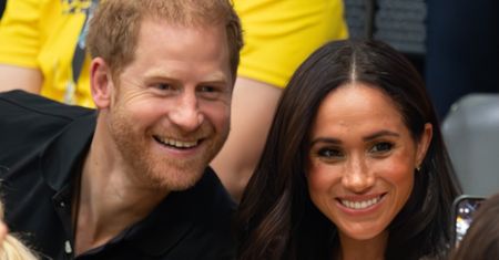 Meghan Markle i książę Harry zaprezentowali świąteczną kartkę i POKAZALI DZIECI!
