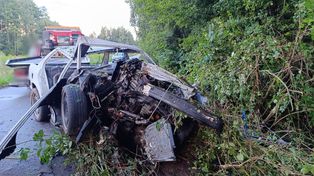 Gmina Zabrodzie: Kierowca BMW zginął po uderzeniu w drzewa. Auto nie miało drzwi, szyb i pasów bezpieczeństwa