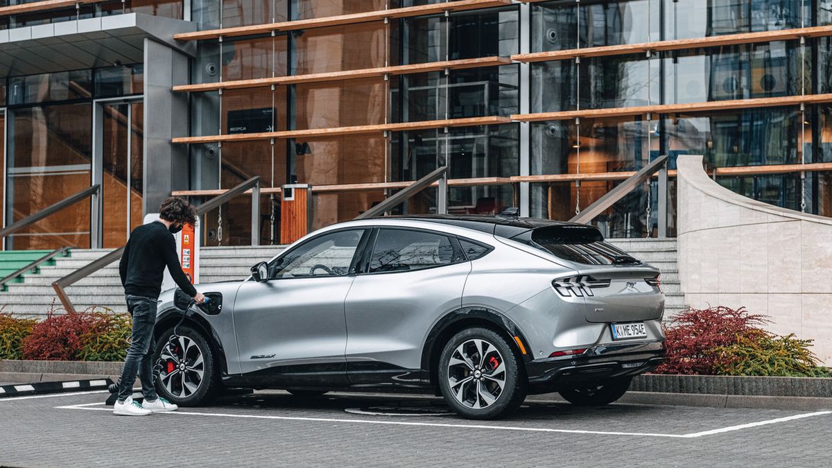 Elektryczny Ford Mustang Mach-E przed spalinowym? W USA już to się wydarzyło