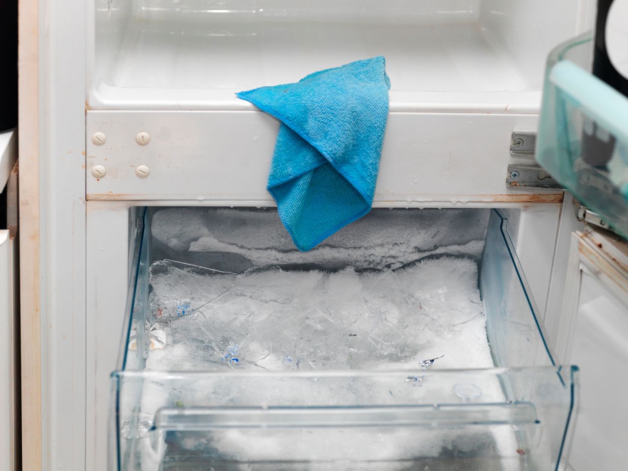 Defrosting the fridge: Tips for efficiency and lower bills