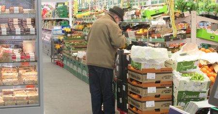 Przejrzeli monitoring. Małżeństwo seniorów okradało supermarket