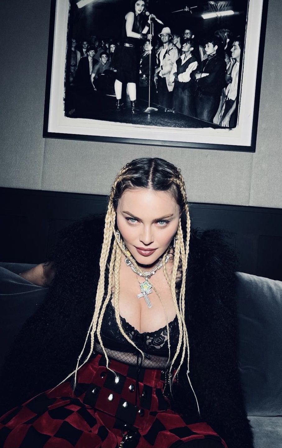 63-letnia Madonna eksponuje krocze i wypina pupę popijając winko
