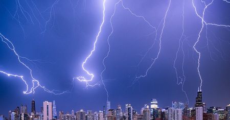 Trzy pioruny uderzyły w najwyższe budynki jednocześnie. Fotograf ujął to na zdjęciu