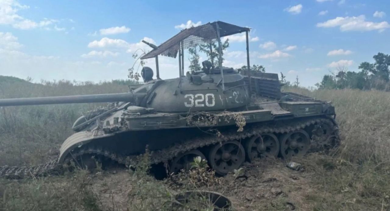 Zniszczony w Ukrainie T-55 z siatkową osłoną, chroniącą przed atakiem z góry