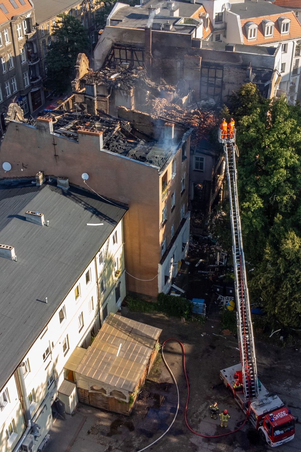 Na zdjęciu z drona widać zakres zniszczeń w kamienicy na poznań