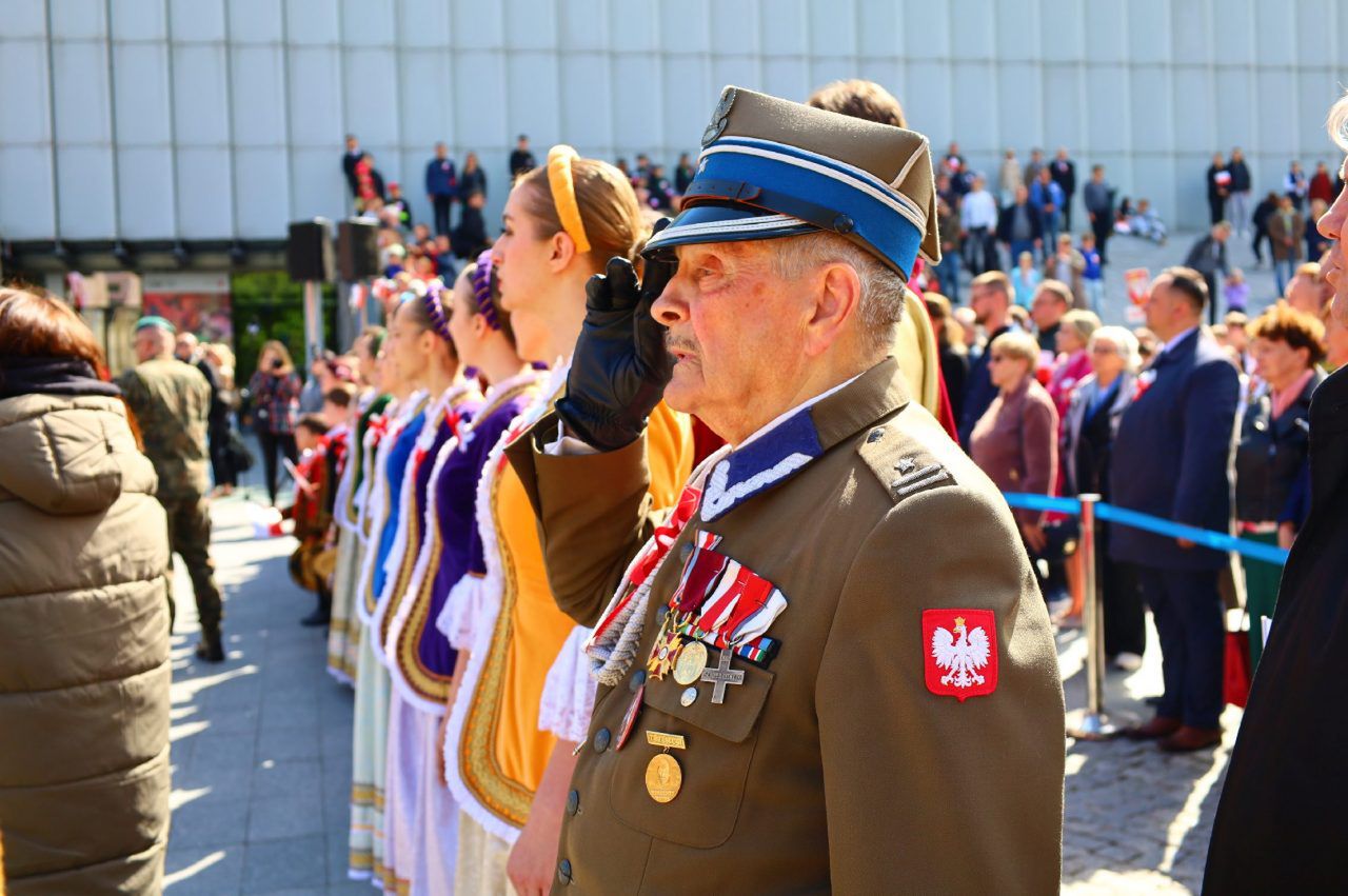 Uroczyste obchody Tysiąclecia Królestwa Polskiego. Był przemarsz przez miasto i średniowieczne miasteczko