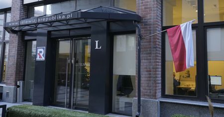 Lawinowo rezygnują. Poważne problemy TV Republika