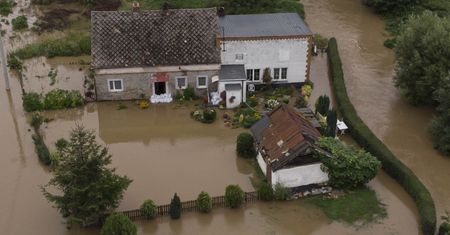 Żywioł siał zniszczenie. Zalane domy, tysiące ludzi bez prądu