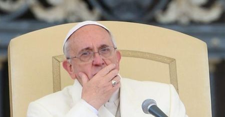 Biskupi krytykują papieża Franciszka za udzielanie komunii rozwodnikom! "Wśród wiernych SZERZY SIĘ ZAMĘT"