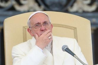 Biskupi krytykują papieża Franciszka za udzielanie komunii rozwodnikom! "Wśród wiernych SZERZY SIĘ ZAMĘT"