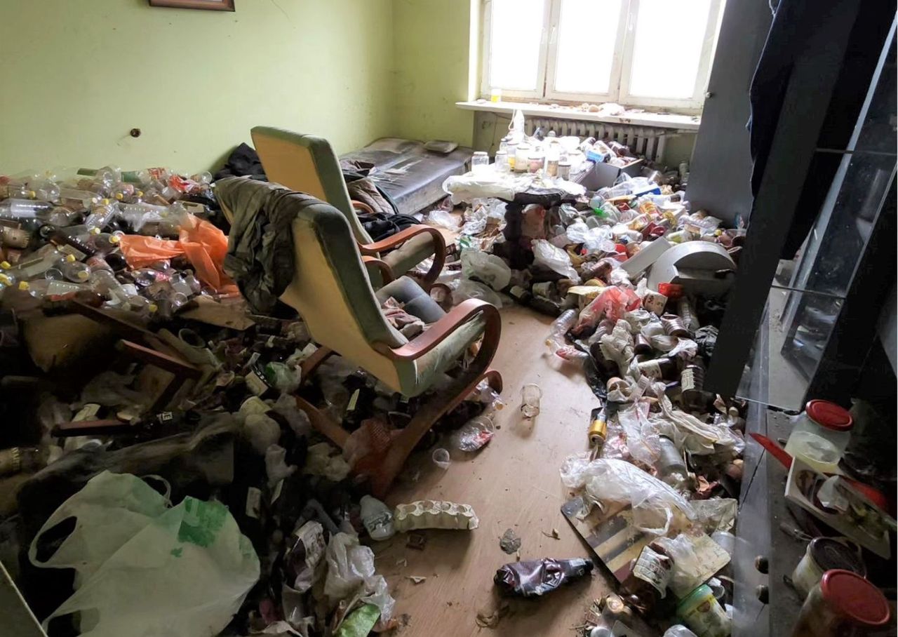 Zdjęcia mieszkania alkoholika pojawiły się na profilu "Pogotowia Sprzątającego"