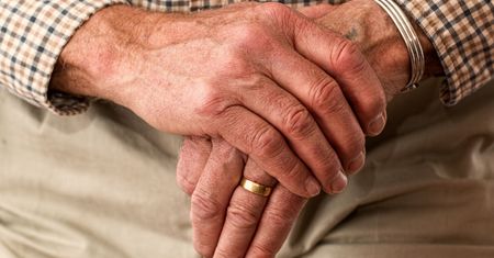 Odbierają mieszkania seniorom. Wystarczy zaprzyjaźniony urzędnik