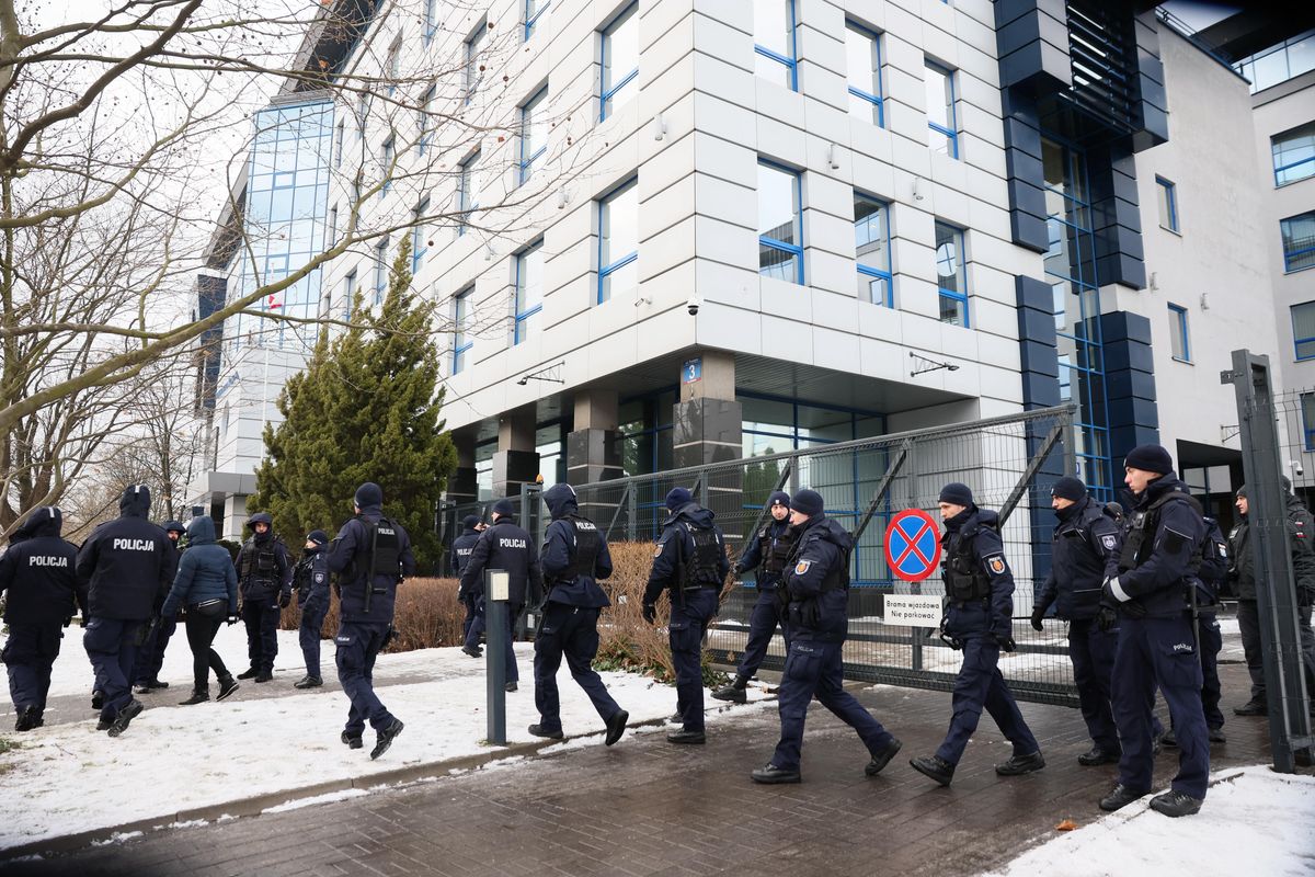 W poniedziałek policjanci pojawili się pod budynkiem Prokuratury Krajowej w Warszawie