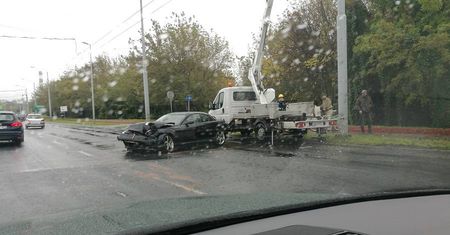 Wypadek na ul. Krochmalnej w Lublinie. Mazdą uderzył w latarnię