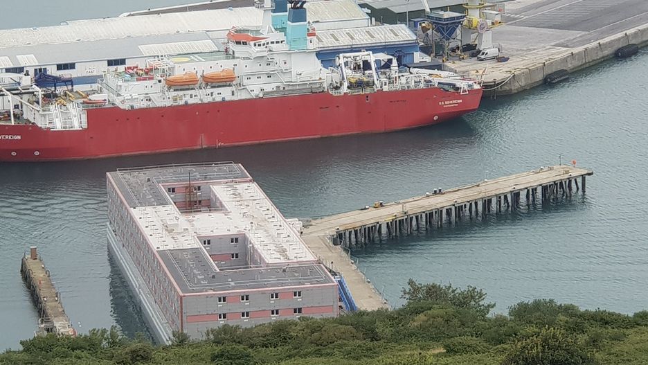 Barka Bibby w sztokholmskim porcie, na której umieszczeni zostali migranci czekający na azyl w Wielkiej Brytanii